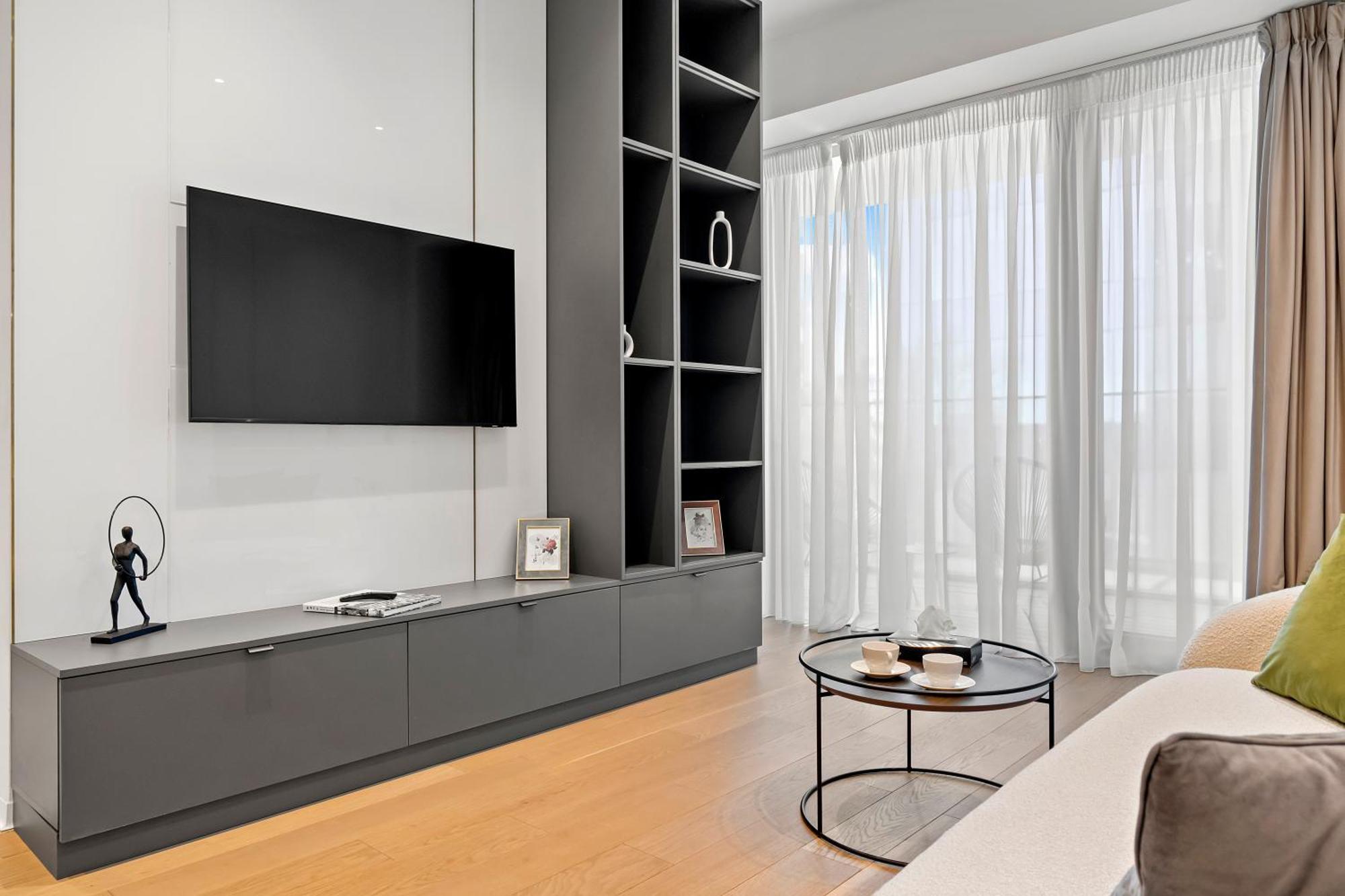 One Luxury Apartment *